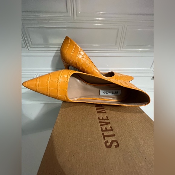 SALE! Steve Madden Like-New orange textured pumps, sz. 8. Stunning and classic! - Picture 4 of 4